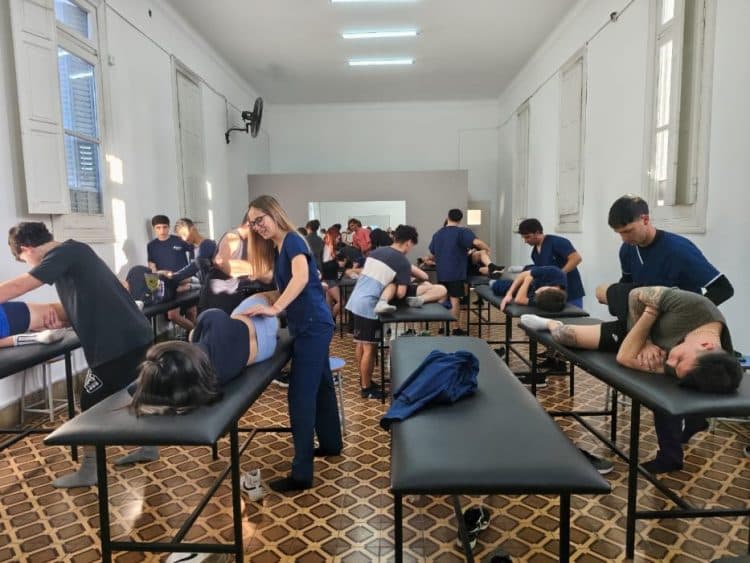 Sala de kinesiología de Humanus con camillas
